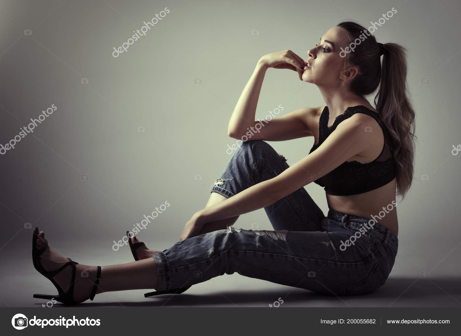 Krasivaya Zhenshina Kavkazskoj Dlinnymi Volosami Nosit Chernyj Byustgalter Sinie Dzhinsy Stokovoe Foto C Javiindy 200055682