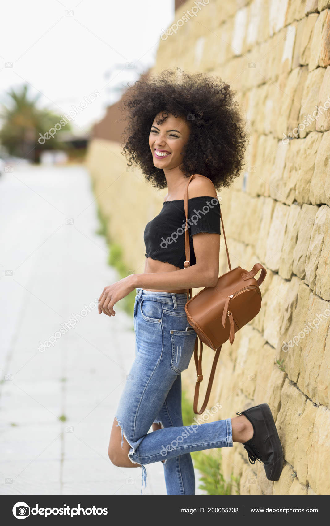 Mujer Mixta Feliz Con Pelo Afro Pie Aire Libre Mujer: fotografía