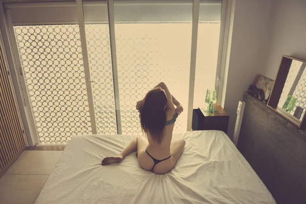Genç kadın yatak odasında soyunma