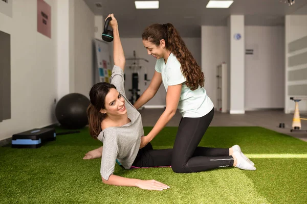 Fyzikální Terapeut Pomáhá Mladá Kavkazský Žena Cvičení Činka Během Rehabilitace — Stock fotografie