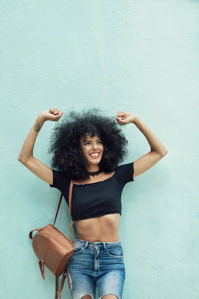 Zwarte Vrouw Met Krullend Haar Verhogen Armen Outdoors Glimlachen Vrouwen — Stockfoto