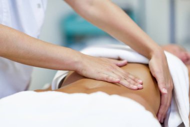 Bayan hasta tedavi profesyonel osteopati terapisti tarafından alıyor demektir. Karın bir fizik tedavi merkezinde masaj sahip kadın.