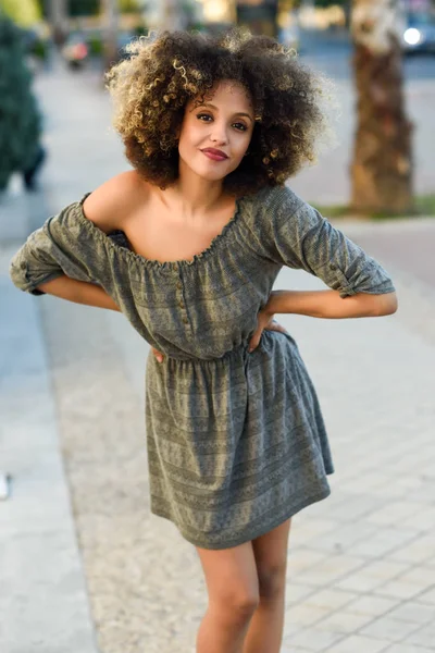 若い混合都市背景に笑みを浮かべてアフロの髪型の女性 カジュアルな服を着て黒の女の子 — ストック写真