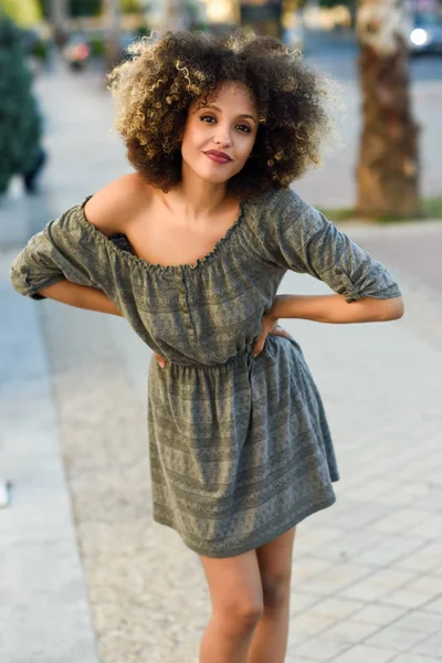 Young Mixed Woman Afro Hairstyle Smiling Urban Background Black Girl — Stock Photo, Image