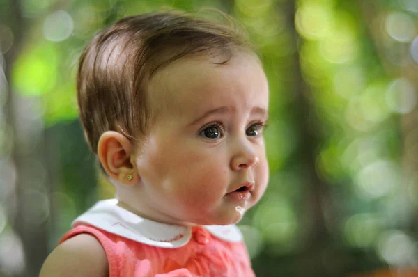 Close Retrato Seis Meses Idade Menina Olhando Para Algo Livre — Fotografia de Stock