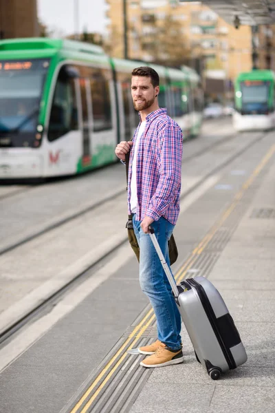 Kentsel Metro Stasyonu Tren Bekleyen Genç Adam Gezgin Rahat Kıyafetler — Stok fotoğraf