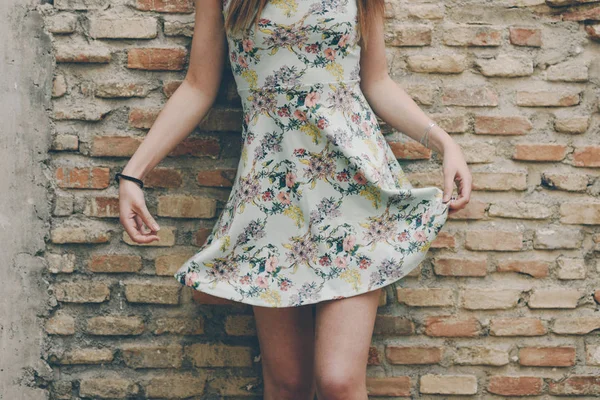 Sexy Mujer Irreconocible Levantando Vestido Pared Ladrillo — Foto de Stock