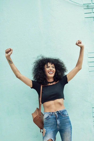 Grappige Zwarte Vrouw Met Afro Haar Verhogen Armen Outdoors Vrouwen — Stockfoto