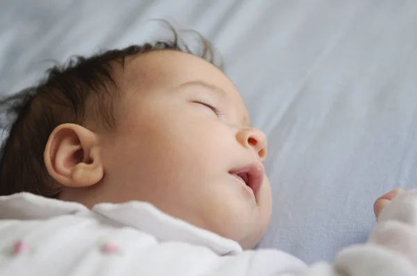 Newborn Baby Girl Sleeping Blue Sheets Home — Stock Photo, Image
