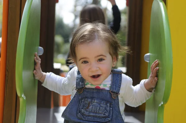 Счастливая Маленькая Девочка Играет Городской Игровой Площадке — стоковое фото
