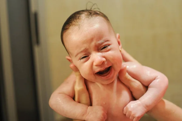 Bebê Menina Dois Meses Idade Tendo Seu Banho Chorando — Fotografia de Stock