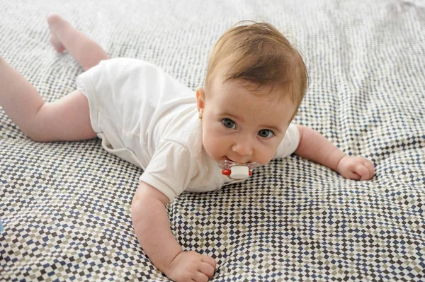 Niña Feliz Cuatro Meses Cama Con Chupete — Foto de Stock