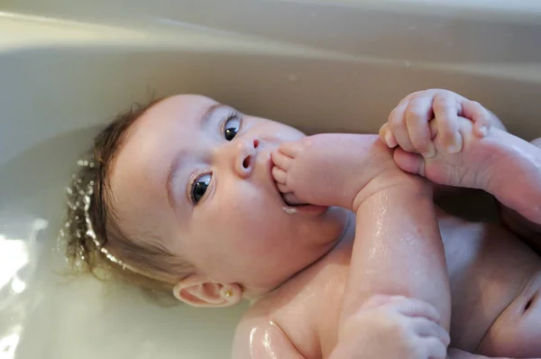 Bebé Niña Cuatro Meses Edad Tomando Baño Llorando — Foto de Stock