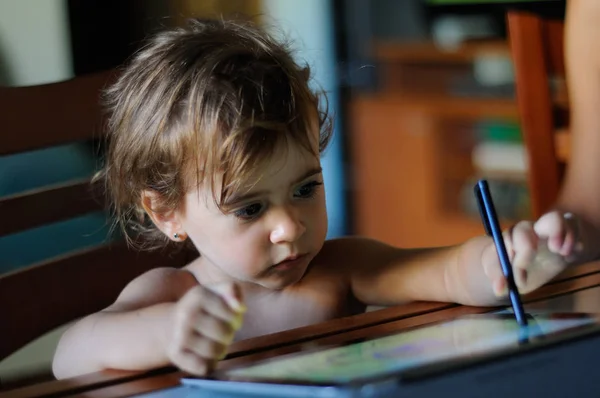 Menina Dois Anos Pintando Com Tablet Digital Casa — Fotografia de Stock