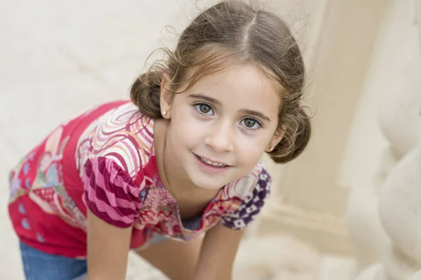 Очаровательная Маленькая Девочка Причесанная Косичками Улице — стоковое фото