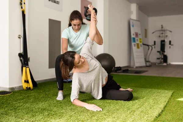 Fyzikální Terapeut Pomáhá Mladá Kavkazský Žena Cvičení Činka Během Rehabilitace — Stock fotografie