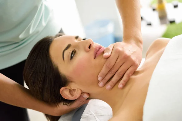 Jeune Femme Caucasienne Recevant Massage Tête Dans Centre Spa Patiente — Photo
