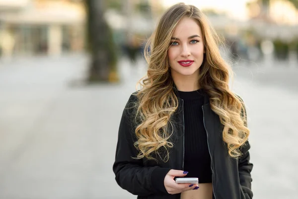 Blond Kvinna Textning Med Sin Smarta Telefon Urban Bakgrund Vacker — Stockfoto