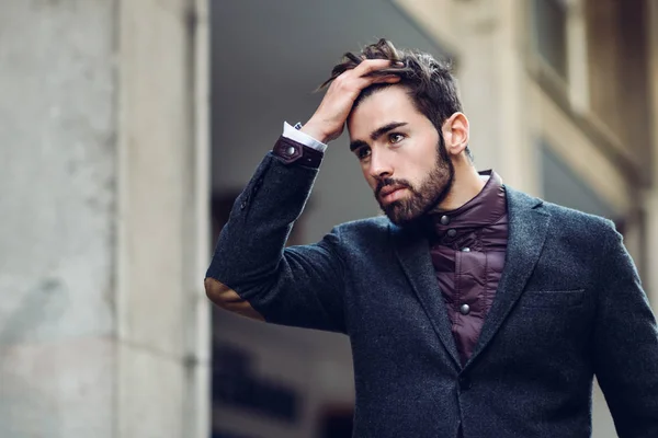 Jeune Homme Barbu Modèle Mode Arrière Plan Urbain Portant Costume — Photo