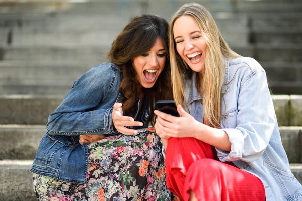 Dos Mujeres Jóvenes Mirando Alguna Cosa Divertida Teléfono Inteligente Aire — Foto de Stock