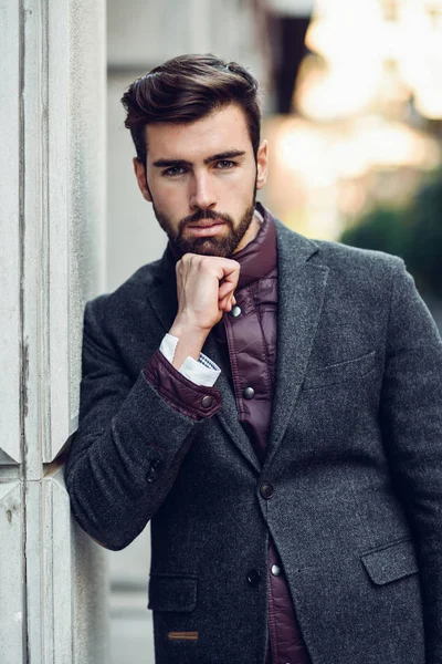 Mladý Vousatý Muž Model Módy Městské Pozadí Britské Elegantní Oblek — Stock fotografie