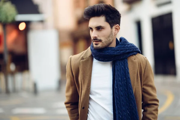 Joven Con Ropa Invierno Calle Joven Barbudo Con Peinado Moderno — Foto de Stock