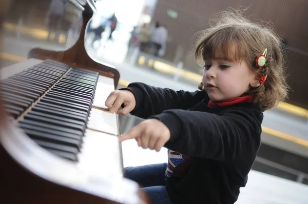 Bedårande Liten Flicka Kul Att Spela Piano — Stockfoto