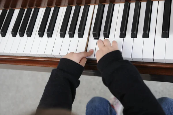 Adorabile Bambina Diverte Suonare Pianoforte — Foto Stock