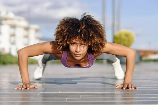 Mulher Preta Fazer Flexões Chão Urbano Jovem Sexo Feminino Trabalhando — Fotografia de Stock