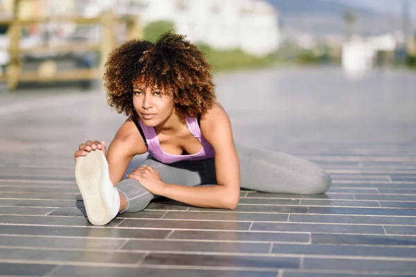 Jonge Zwarte Vrouw Doen Stretching Het Uitvoeren Van Buitenshuis Meisje — Stockfoto