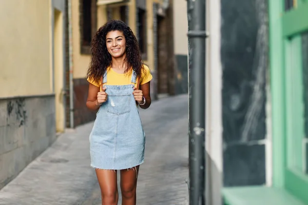 Jonge Noord Afrikaanse Toeristische Vrouw Met Zwart Krullend Kapsel Outdoors — Stockfoto