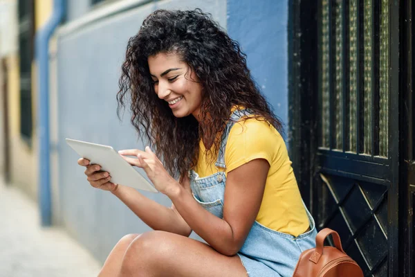 Mujer Árabe Joven Usando Tableta Digital Aire Libre Sonriente Mujer —  Fotos de Stock