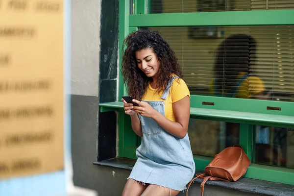 Junge Nordafrikanerin Beim Sms Schreiben Mit Ihrem Smartphone Freien Lächelnde — Stockfoto