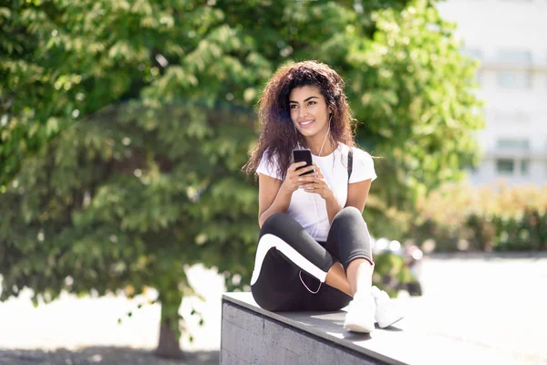 Mulher Árabe Moderno Ouvir Música Com Fones Ouvido Livre Menina — Fotografia de Stock