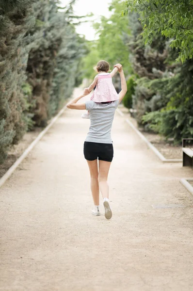 Niña Caminando Sobre Los Hombros Madre Parque Imagen De Stock