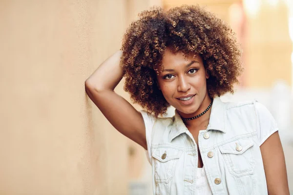 Giovane Donna Nera Acconciatura Afro Sorridente Vicino Muro Strada Ragazza — Foto Stock