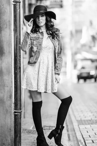 年轻的黑发女人 时装模特 穿着牛仔夹克 长袜和礼服 城市背景下长波浪发型的漂亮白种女孩 — 图库照片