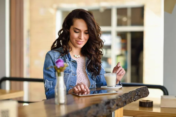 Mujer Joven Sentada Interior Bebiendo Café Mirando Tableta Cool Joven — Foto de Stock