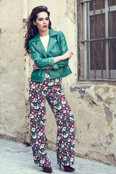 Молодая Брюнетка Модель Моды Зеленой Куртке Цветочных Брюках Довольно Белая — стоковое фото