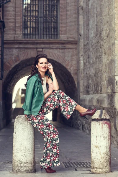 Junge Brünette Frau Modell Der Mode Mit Grüner Moderner Jacke — Stockfoto