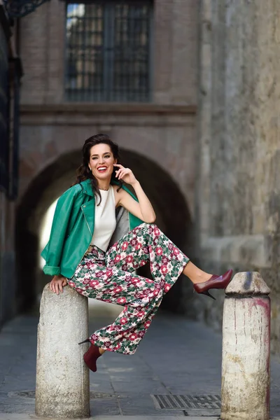 Mladá Bruneta Žena Model Módy Nosí Zelené Moderní Bundu Kalhoty — Stock fotografie