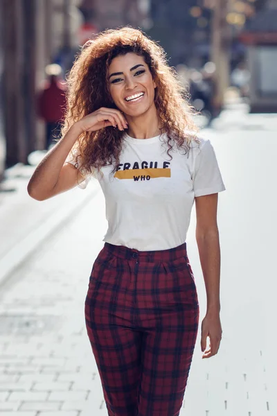 Uśmiechnięta Młoda Kobieta Arabski Czarne Kręcone Fryzury Arab Dziewczyna Ubranie — Zdjęcie stockowe