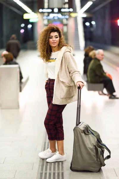 Hermosa Joven Turista Árabe Esperando Tren Una Estación Metro Árabe —  Fotos de Stock