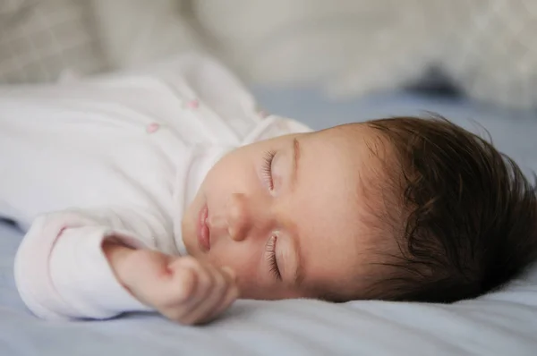 Bebé Recién Nacido Durmiendo Sábanas Azules Casa — Foto de Stock