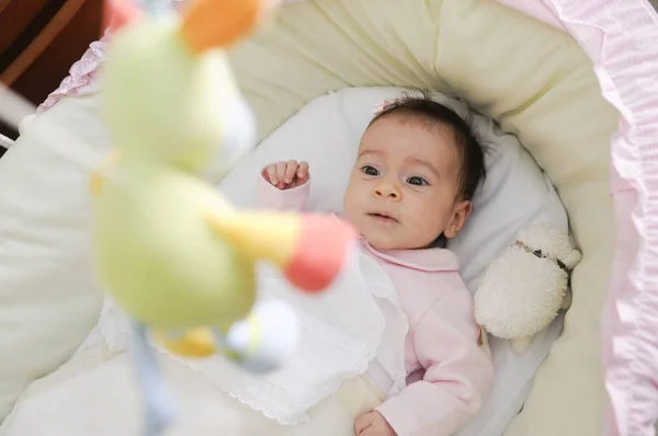 Bebê Menina Dois Meses Idade Olhando Para Uma Boneca Seu — Fotografia de Stock