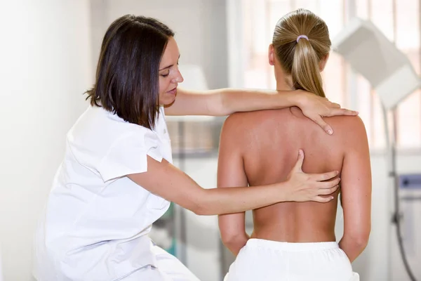 Physiothérapeute Féminine Inspectant Patiente Examen Médical Épaule Dans Centre Physiothérapie — Photo