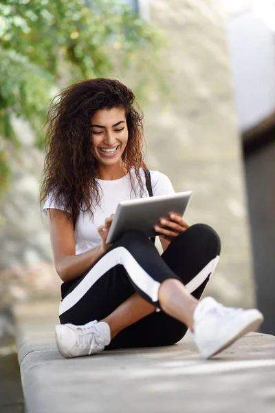 Jovem Norte Africana Com Olhar Para Seu Tablet Digital Livre — Fotografia de Stock