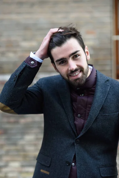 Junger Bärtiger Lächelnder Mann Modell Der Mode Urbanen Hintergrund Britisch — Stockfoto