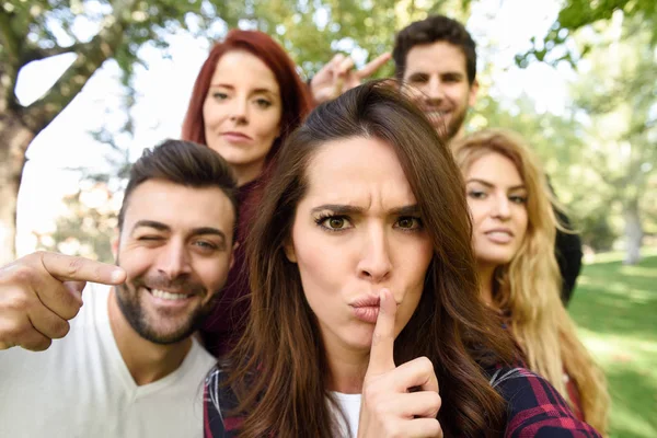 Groupe Amis Prenant Selfie Arrière Plan Urbain Cinq Jeunes Gens — Photo