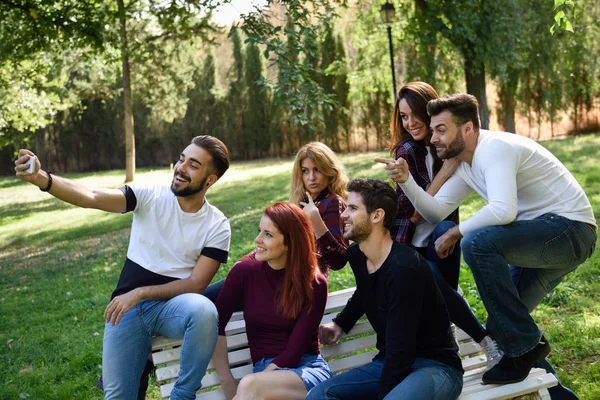 Grupo Amigos Tomando Selfie Parque Urbano Cinco Jóvenes Con Ropa —  Fotos de Stock